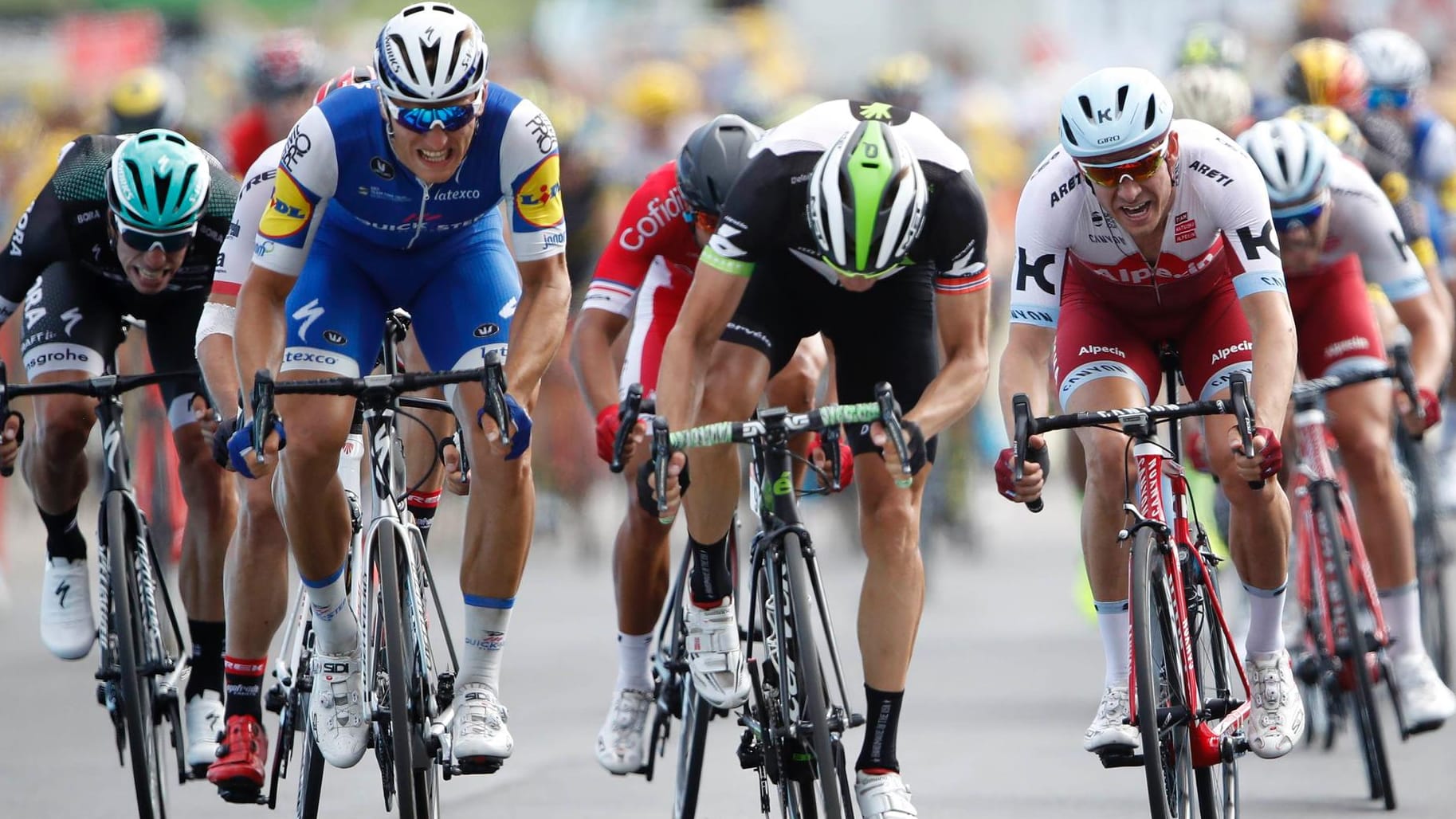 Marcel Kittel (2.v.l. im blauen Trikot) sichert sich den Sieg in einem spannenden Foto-Finish.