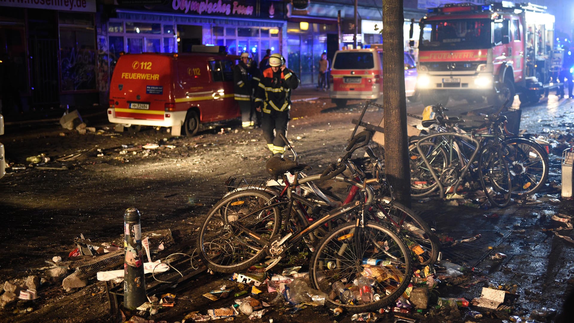 Eine Spur der Verwüstung erstreckt sich vor der Roten Flora. Polizei und Feuerwehr sind die gesamte Nacht im Einsatz.