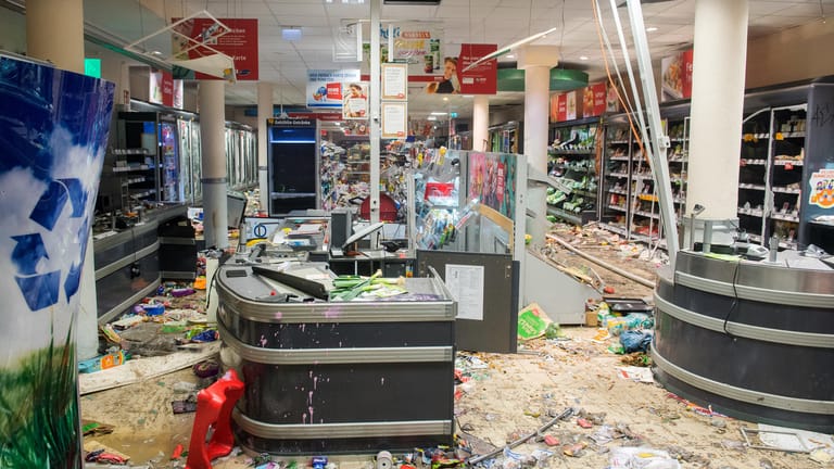 Ein Supermarkt ist im Schanzenviertel komplett geplündert worden.