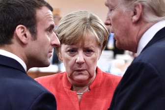 Der französische Präsident Emmanuel Macron (l-r), Bundeskanzlerin Angela Merkel und der US-amerikanische Präsident Donald Trump beim G20-Gipfel.