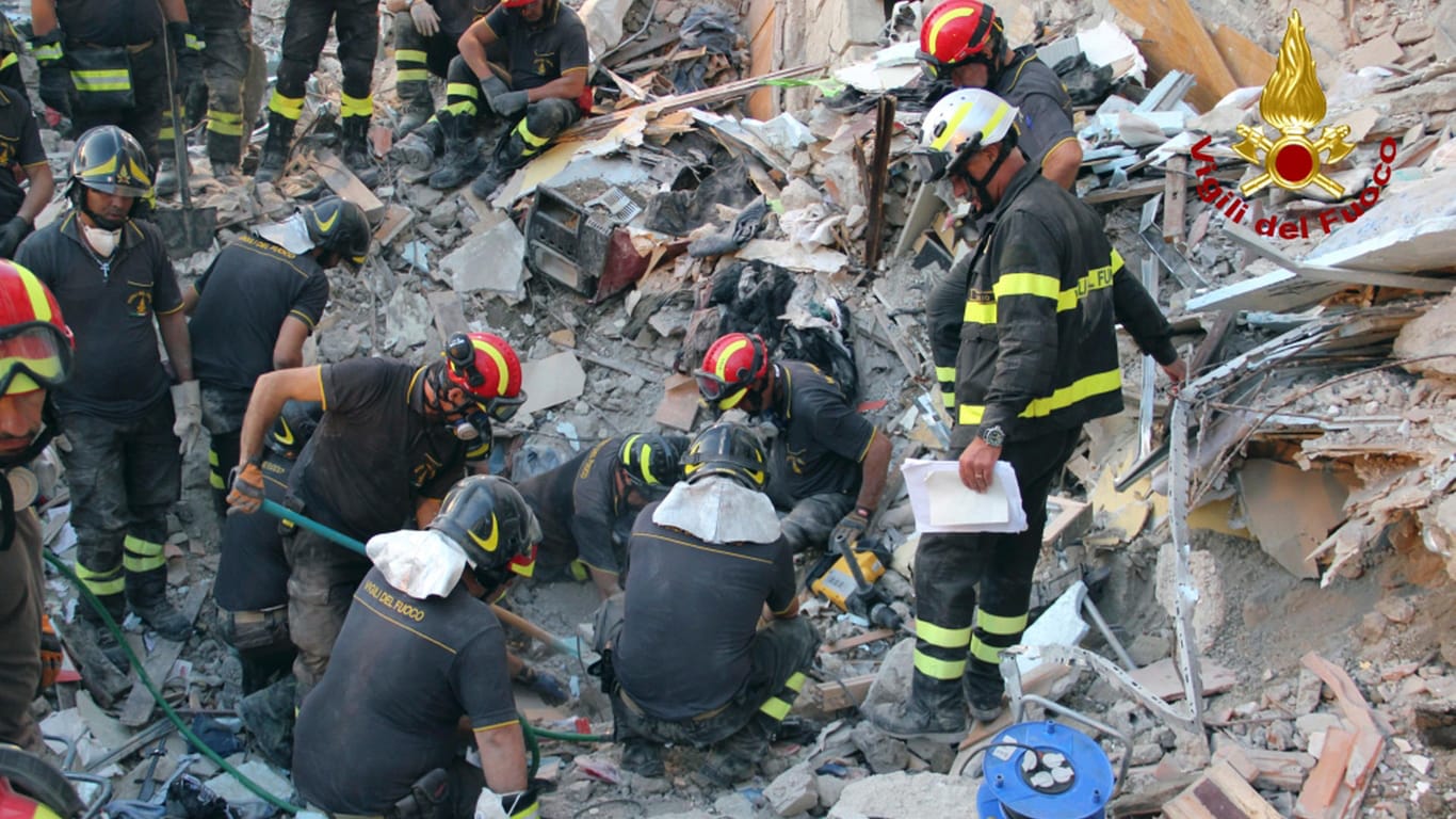 Rettungskräfte suchen in den Trümmern nach Verschütteten.