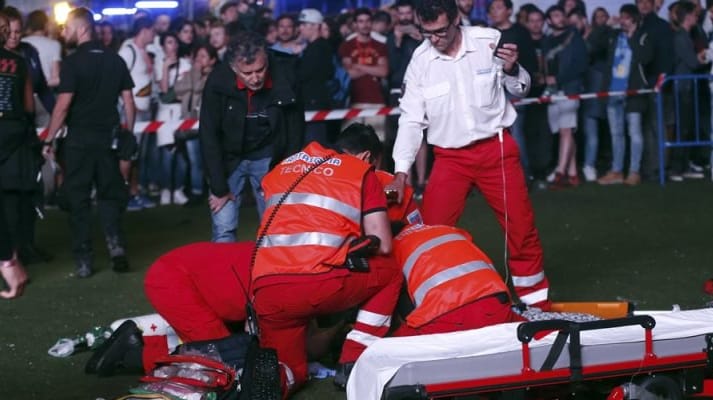 Die Rettungskräfte versuchten vergeblich den Akrobaten wieder zu beleben. Die Rettungskräfte versuchten vergeblich den Akrobaten wieder zu beleben.