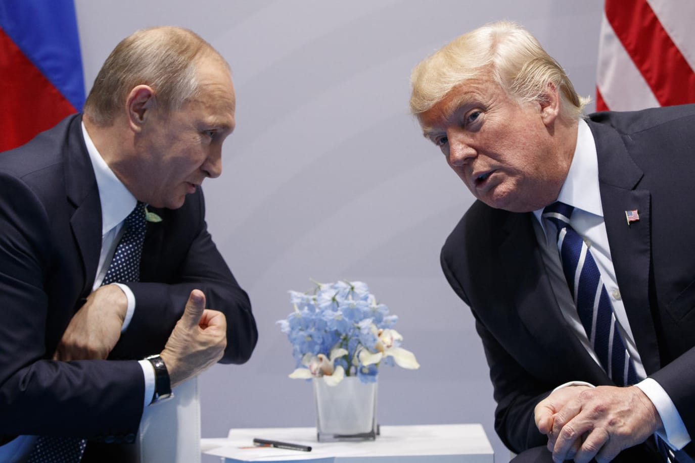 US-Präsident Donald Trump (r) spricht in Hamburg mit dem russischen Präsidenten Wladimir Putin.