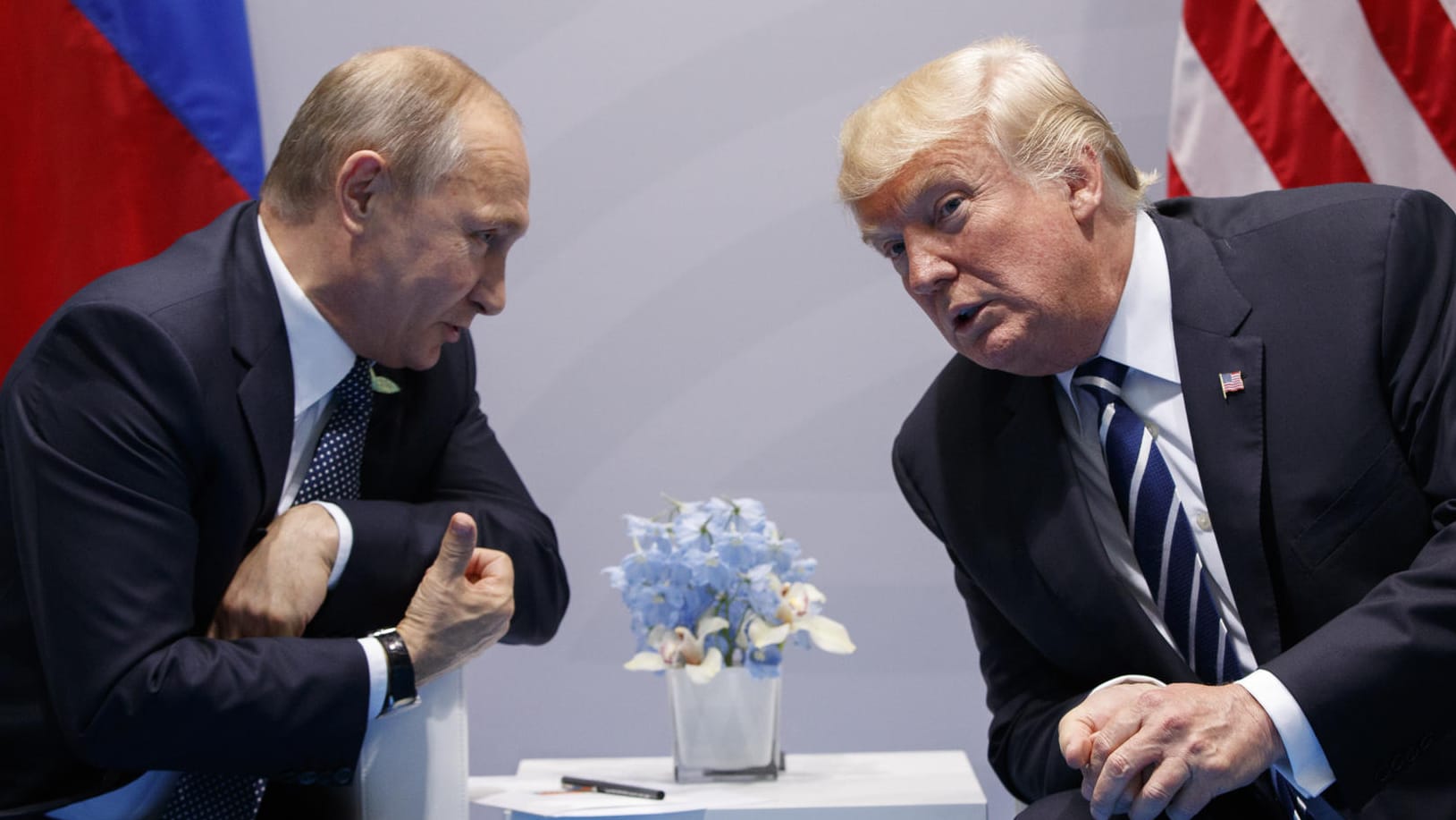 US-Präsident Donald Trump (r) spricht in Hamburg mit dem russischen Präsidenten Wladimir Putin. US-Präsident Donald Trump (r) spricht in Hamburg mit dem russischen Präsidenten Wladimir Putin.