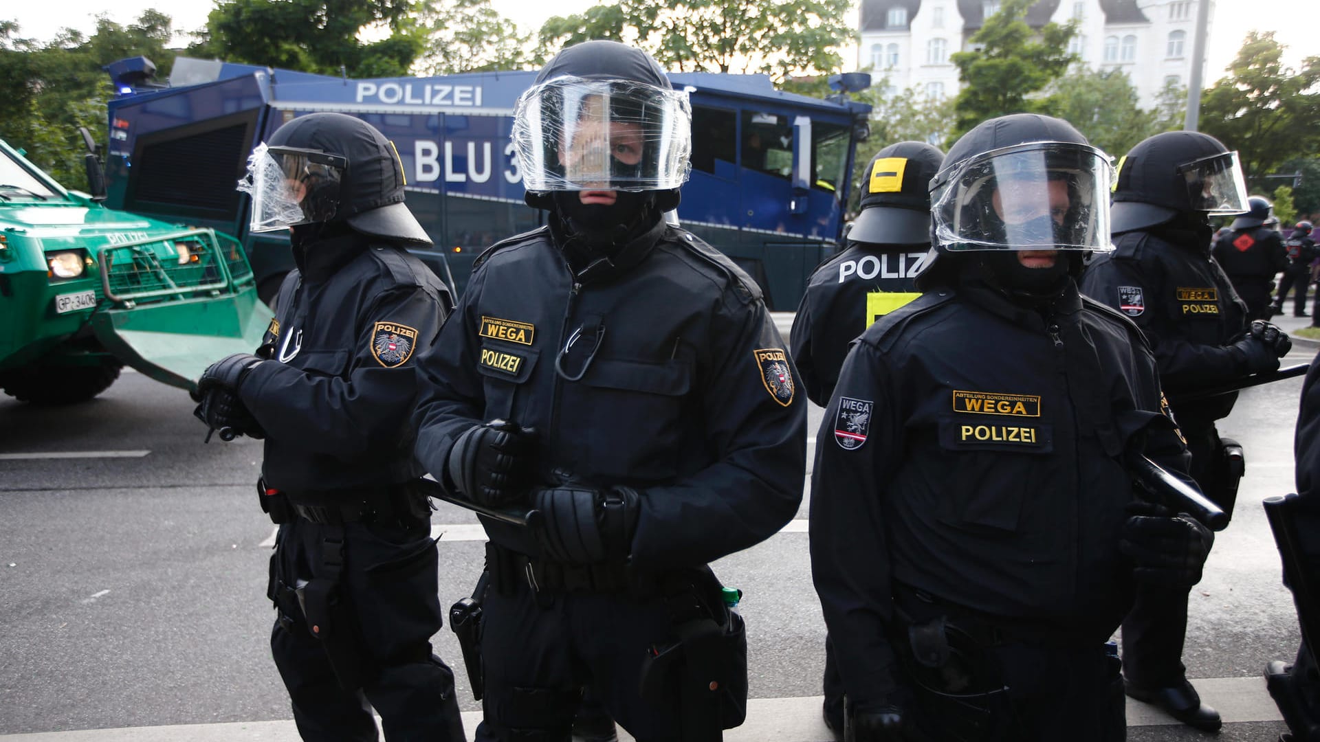 Kräfte der österreichischen Sondereinheit WEGA beim Einsatz in Hamburg.