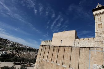 In den Patriarchengräber in Hebron sollen sich der Tradition zufolge die Ruhestätten der drei Erzväter Abraham, Isaak, Jakob und ihrer Frauen befinden.