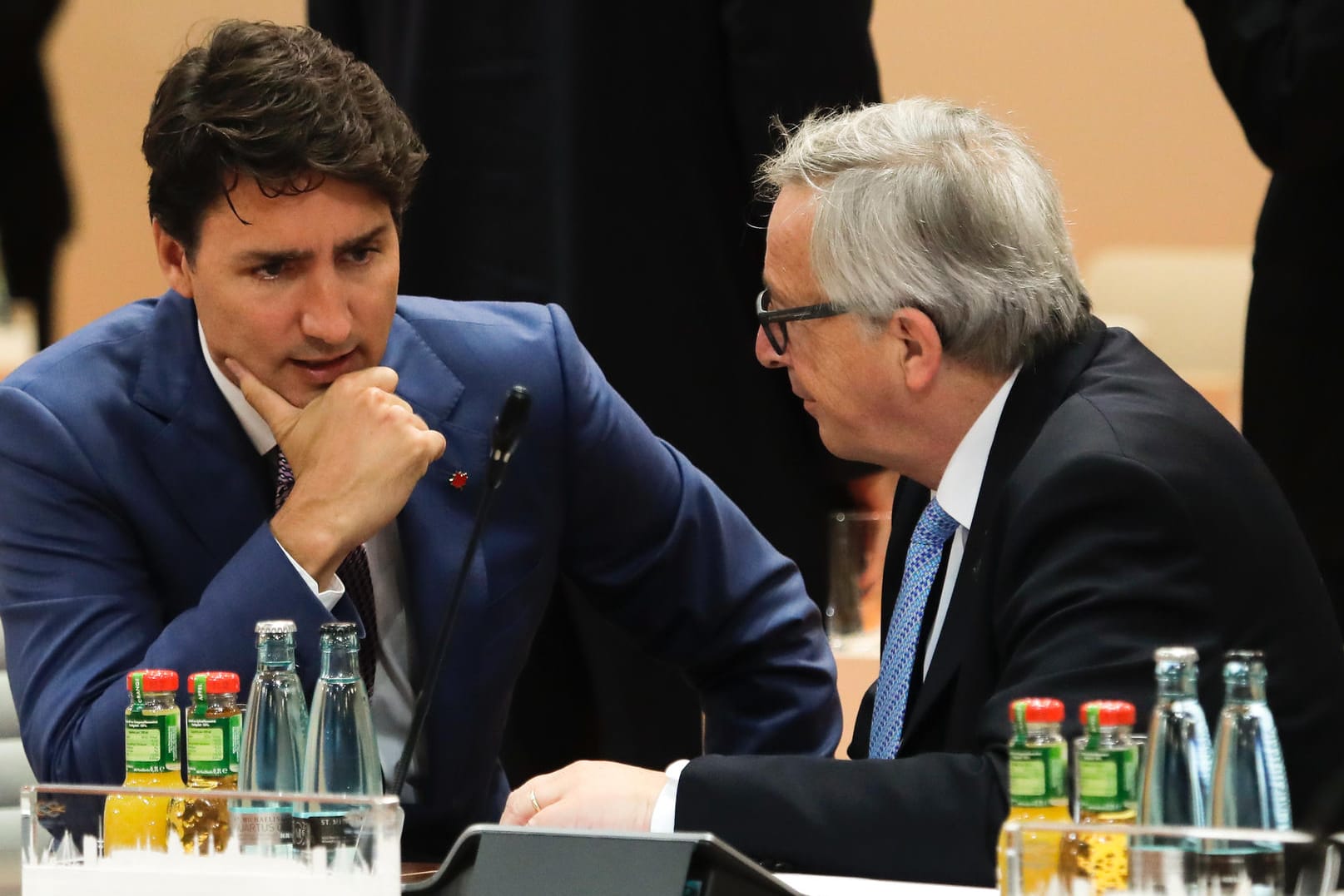 Trudeau (l.) und Juncker (r.) haben sich auf ein Datum für die Ceta-Umsetzung geeinigt.