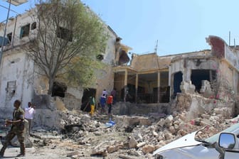 Immer wieder übt die Terrormiliz Al-Shabaab Anschläge - wie im Januar 2017 - aus.