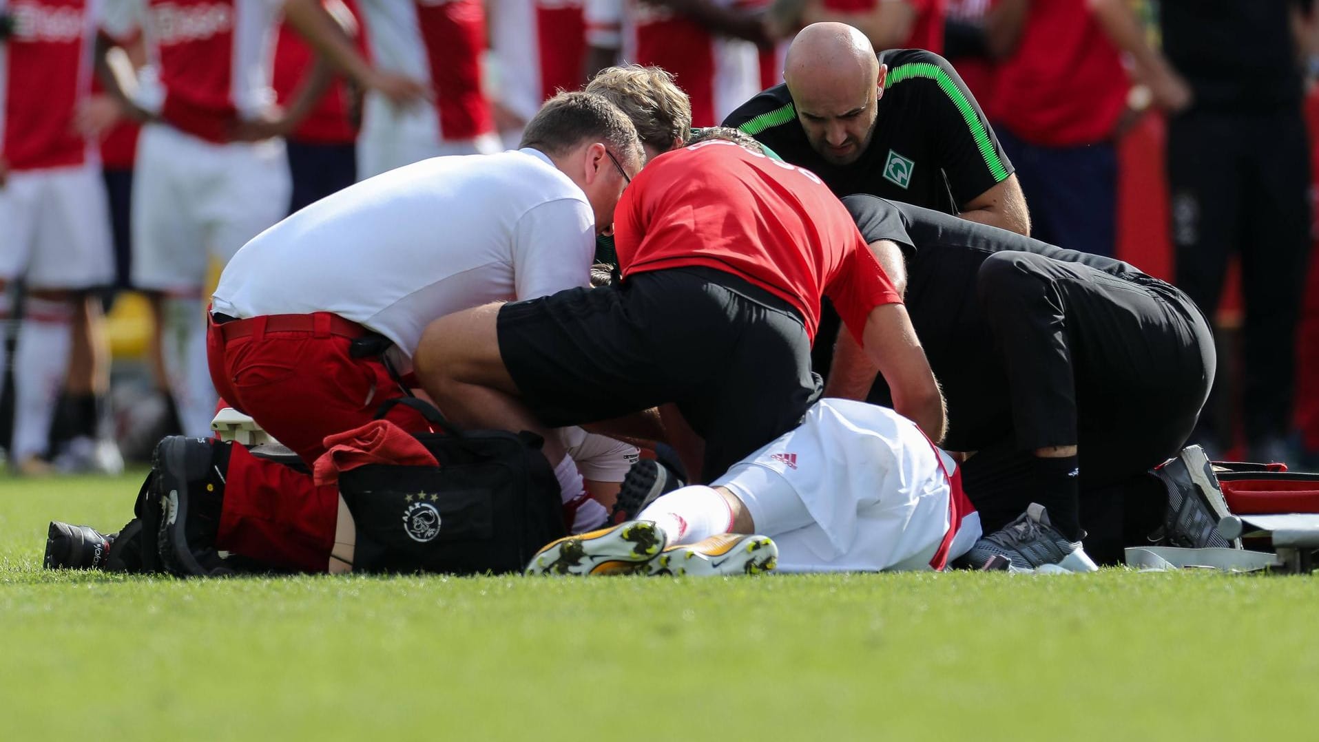 Ajax' Abdelhak Nouri musste nach einem Zusammenbruch im Spiel gegen Werder reanimiert werden. Ajax' Abdelhak Nouri musste nach einem Zusammenbruch im Spiel gegen Werder reanimiert werden.