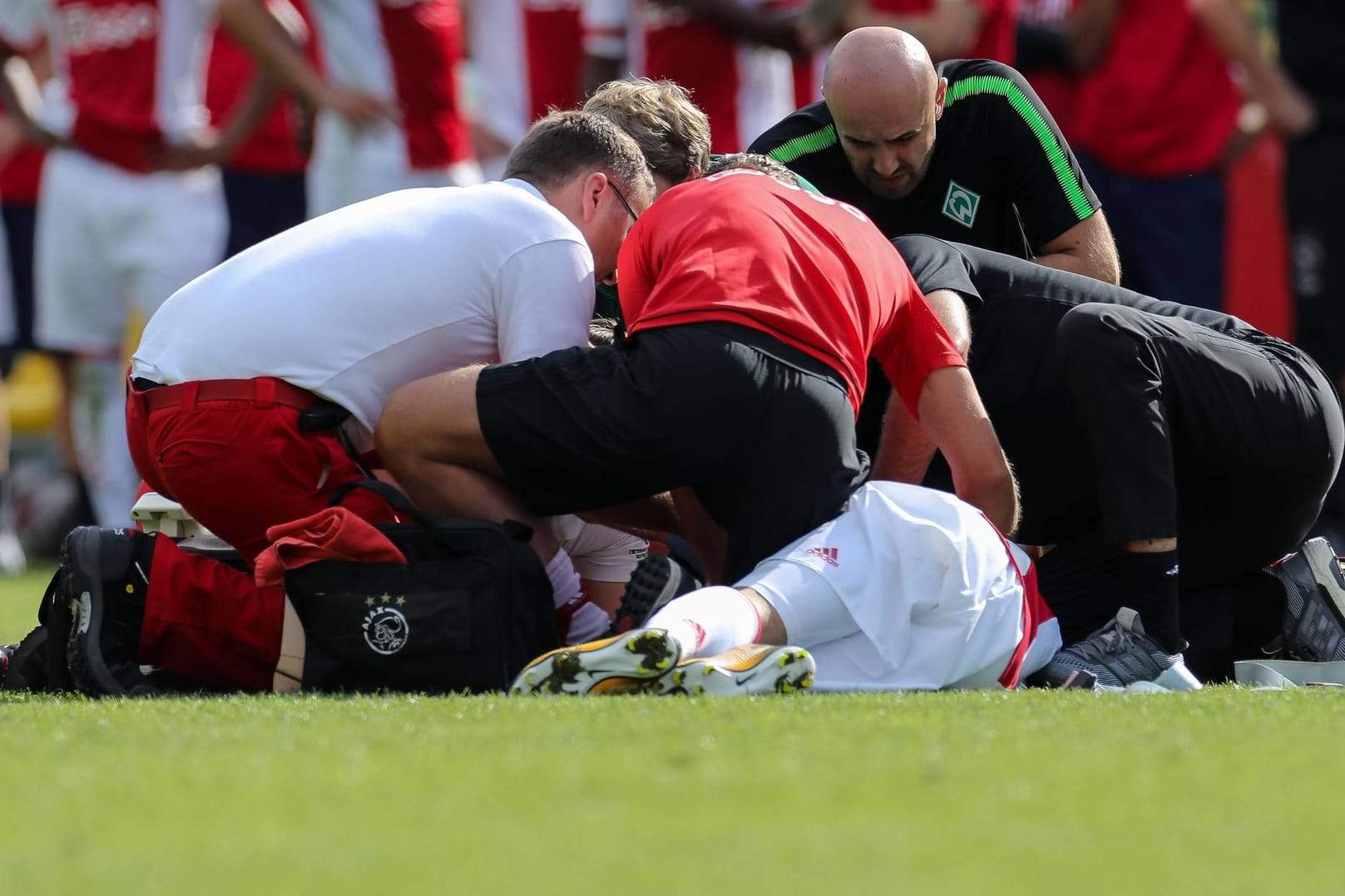 Ajax' Abdelhak Nouri musste nach einem Zusammenbruch im Spiel gegen Werder reanimiert werden.