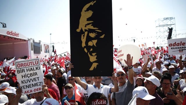 Die Unterstützer des türkischen Oppositionsführers Kemal Kilicdaroglu haben Istanbul erreicht. Die Unterstützer des türkischen Oppositionsführers Kemal Kilicdaroglu haben Istanbul erreicht.