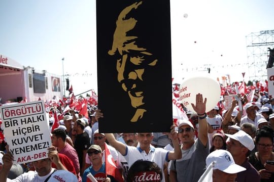 Die Unterstützer des türkischen Oppositionsführers Kemal Kilicdaroglu haben Istanbul erreicht.