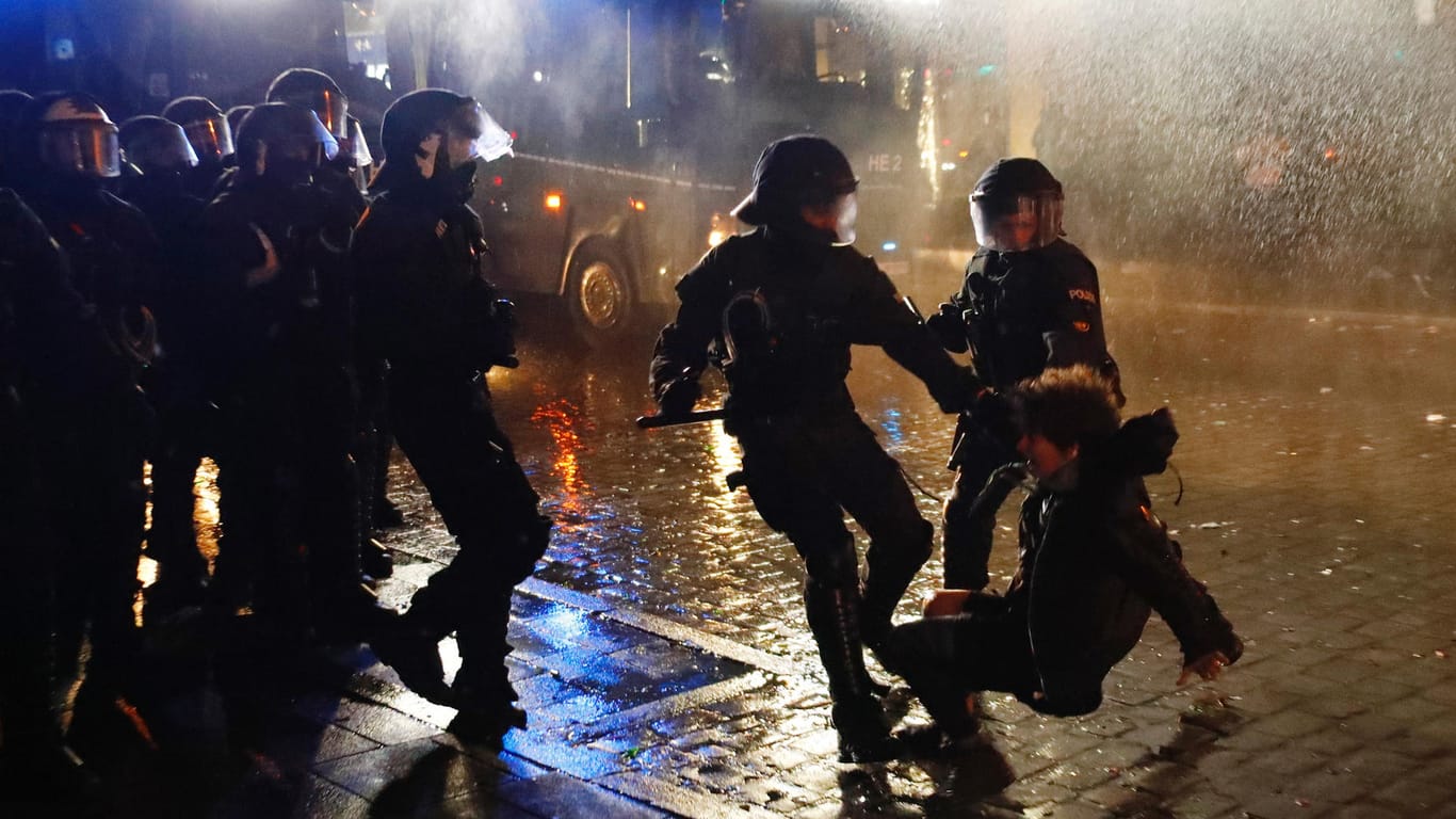 Auch in der dritten G20-Nacht kam es zu Ausschreitungen, brennenden Barrikaden und dem Einsatz von Wasserwerfern.