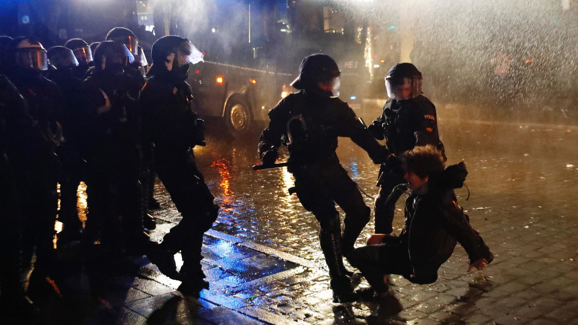 Auch in der dritten G20-Nacht kam es zu Ausschreitungen, brennenden Barrikaden und dem Einsatz von Wasserwerfern. Auch in der dritten G20-Nacht kam es zu Ausschreitungen, brennenden Barrikaden und dem Einsatz von Wasserwerfern.