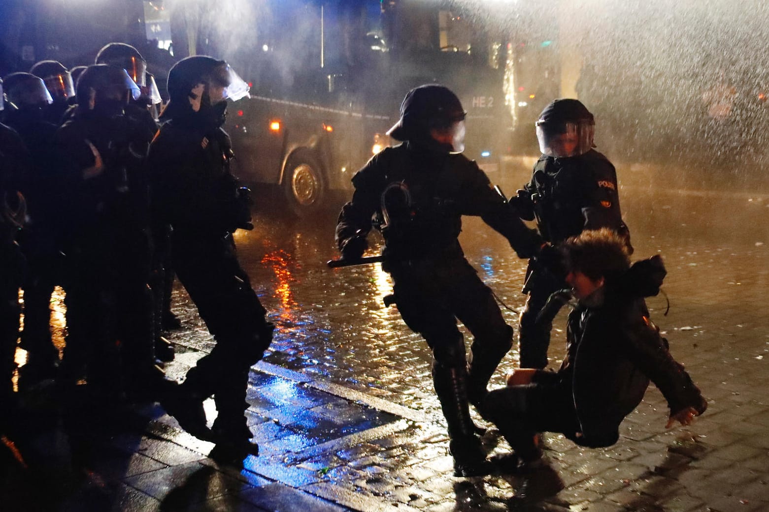 Auch in der dritten G20-Nacht kam es zu Ausschreitungen, brennenden Barrikaden und dem Einsatz von Wasserwerfern.