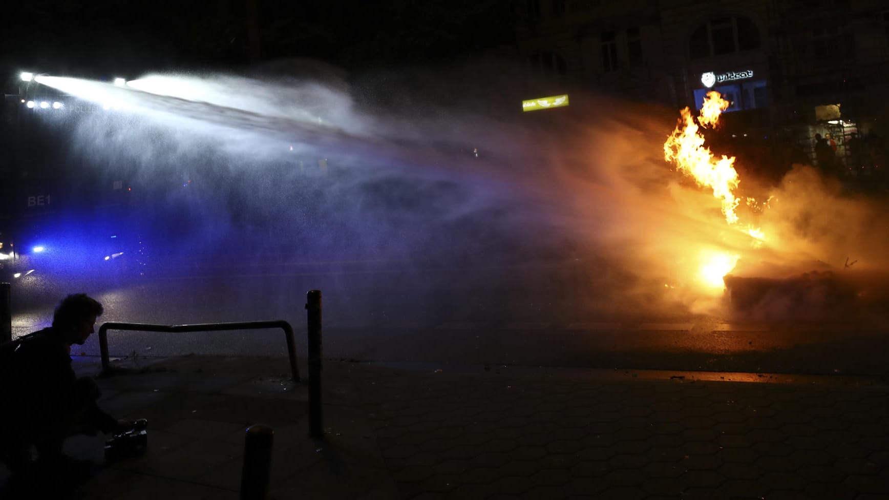 Die Polizei setzte auch in der dritten Krawallnacht Wasserwerfer ein. Neben dem Löschen von Barrikaden, wurden die Geräte auch zum Auflösen von Sitzblockaden genutzt.