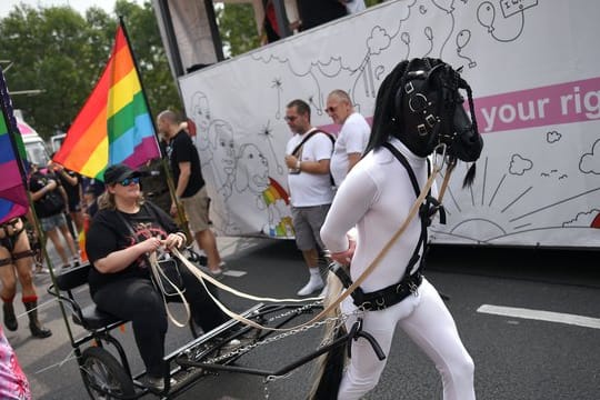 Mit Pferd und Wagen: Teilnehmer bei der Christopher-Street-Day-Parade duch Köln.