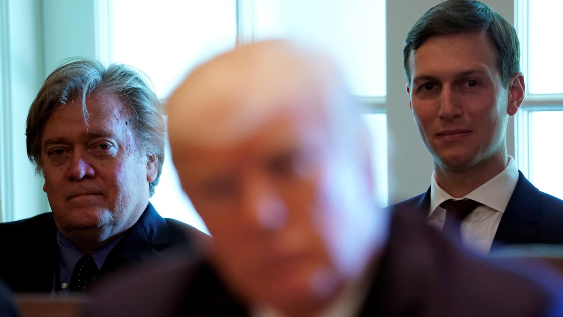 Immer an der Seite des US-Präsidenten: Trump-Berater und Schwiegersohn Jared Kushner belasten schon seit längerem Verstrickungen in der Russland-Affäre.