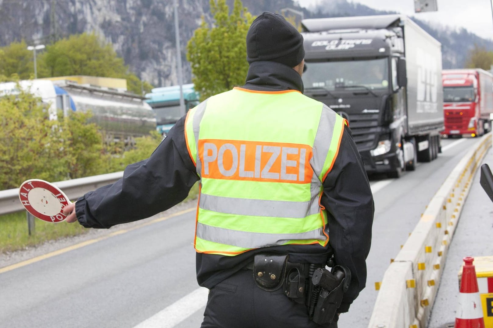 Begründung für diese Maßnahmen sei die erhöhte Gefahr von Anschlägen.