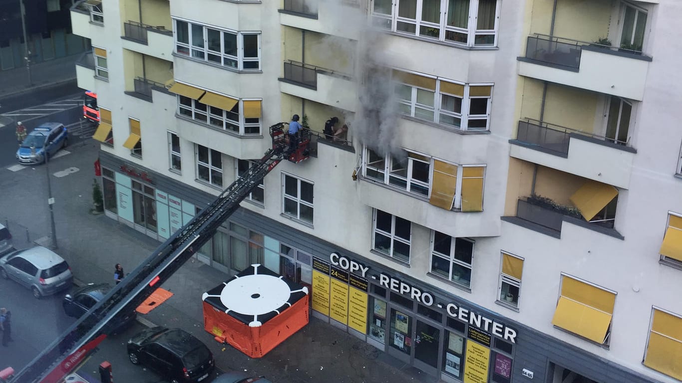 Ein Mann hat sich am Sonntagmorgen in Berlin-Kreuzberg in einer Wohnung eines Mehrfamilienhauses verbarrikadiert und Feuer gelegt.