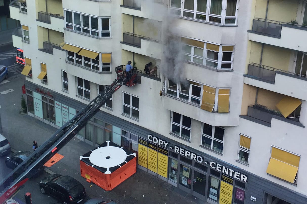 Ein Mann hat sich am Sonntagmorgen in Berlin-Kreuzberg in einer Wohnung eines Mehrfamilienhauses verbarrikadiert und Feuer gelegt.