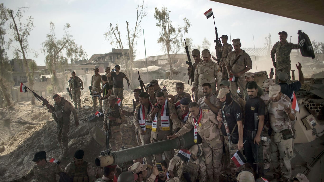 Irakische Soldaten feiern den Sieg in der Altstadt von Mossul.