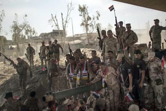 Irakische Soldaten feiern den Sieg in der Altstadt von Mossul.