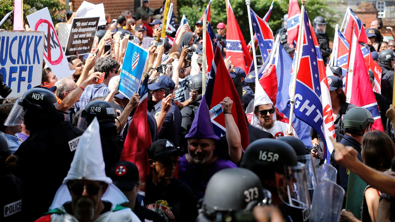 Gegner des Ku Klux Klan stellen sich den Rassisten in den Weg.