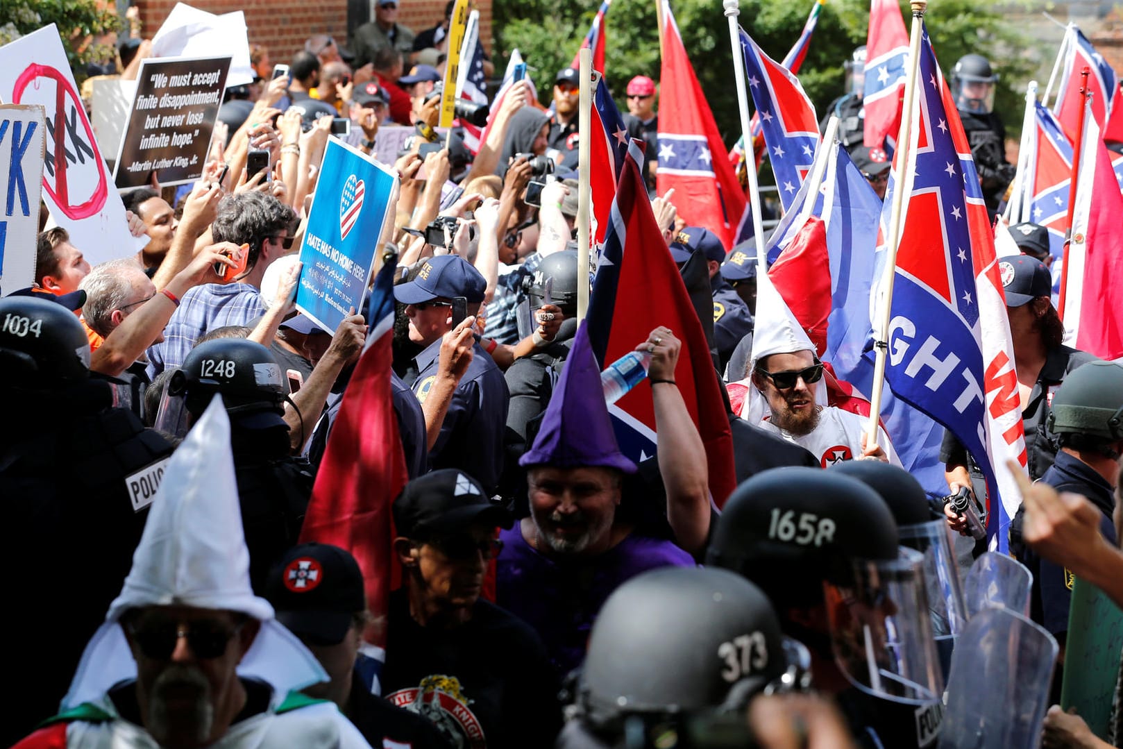 Gegner des Ku Klux Klan stellen sich den Rassisten in den Weg.