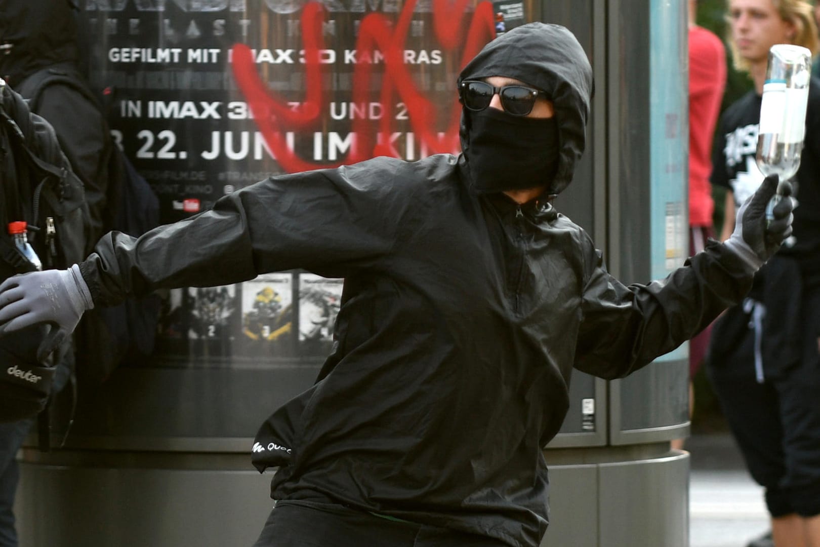 Polizeibilanz der "Chaos-Tage" beim G20-Gipfel in Hamburg: 476 verletzte Beamte, 37 Haftbefehle gegen Verdächtige.