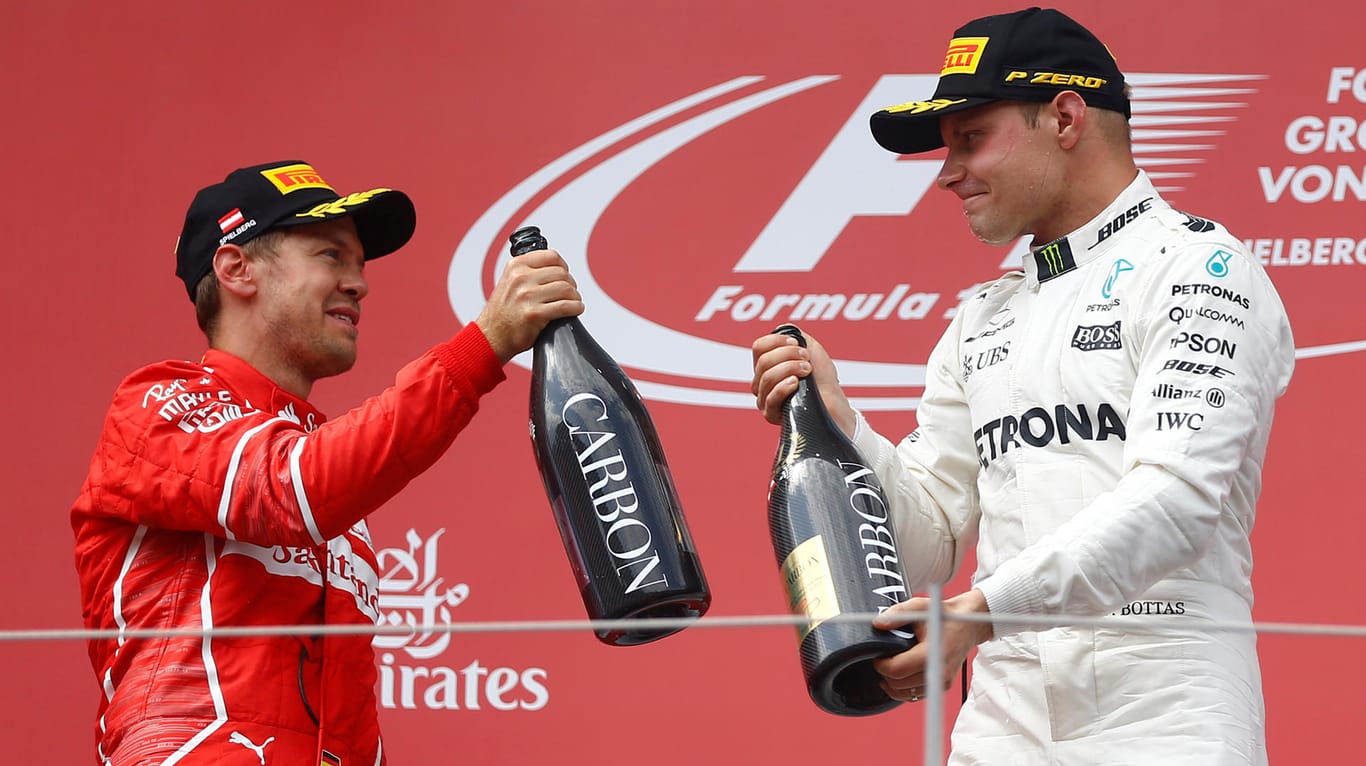 Prost! Der zweitplazierte Sebastian Vettel und Spielberg-Sieger Valtteri Bottas gönnten sich nach dem Rennen erst mal einen Schluck aus der Schampus-Flasche.