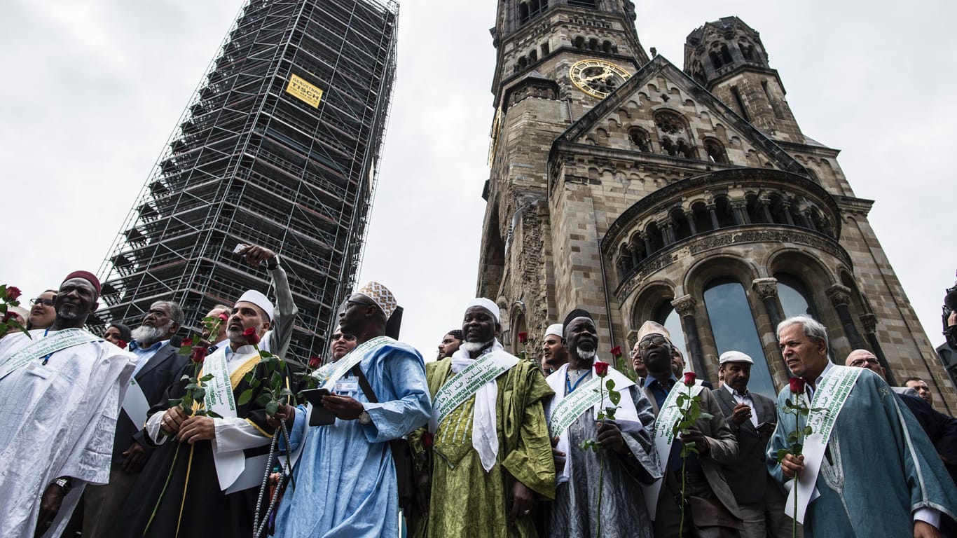 Der "Marsch der Muslime gegen den Terrorismus" ist von Paris aus zu einer Reise durch Europa aufgebrochen, um an den Orten islamistischer Anschläge in Europa für die Opfer zu beten.