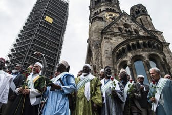 Der "Marsch der Muslime gegen den Terrorismus" ist von Paris aus zu einer Reise durch Europa aufgebrochen, um an den Orten islamistischer Anschläge in Europa für die Opfer zu beten.