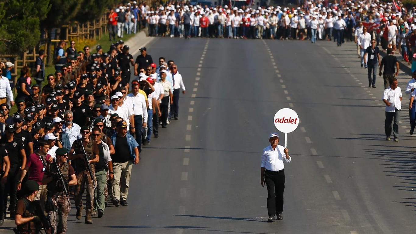 Der Oppositionsführer Kemal Kilicdaroglu läuft beim "Marsch für Gerechtigkeit" das letzte Stück des 25-tägigen Marsches mit einem Schild in der Hand ("Adalet" - deutsch "Gerechtigkeit") allein zu Ende.