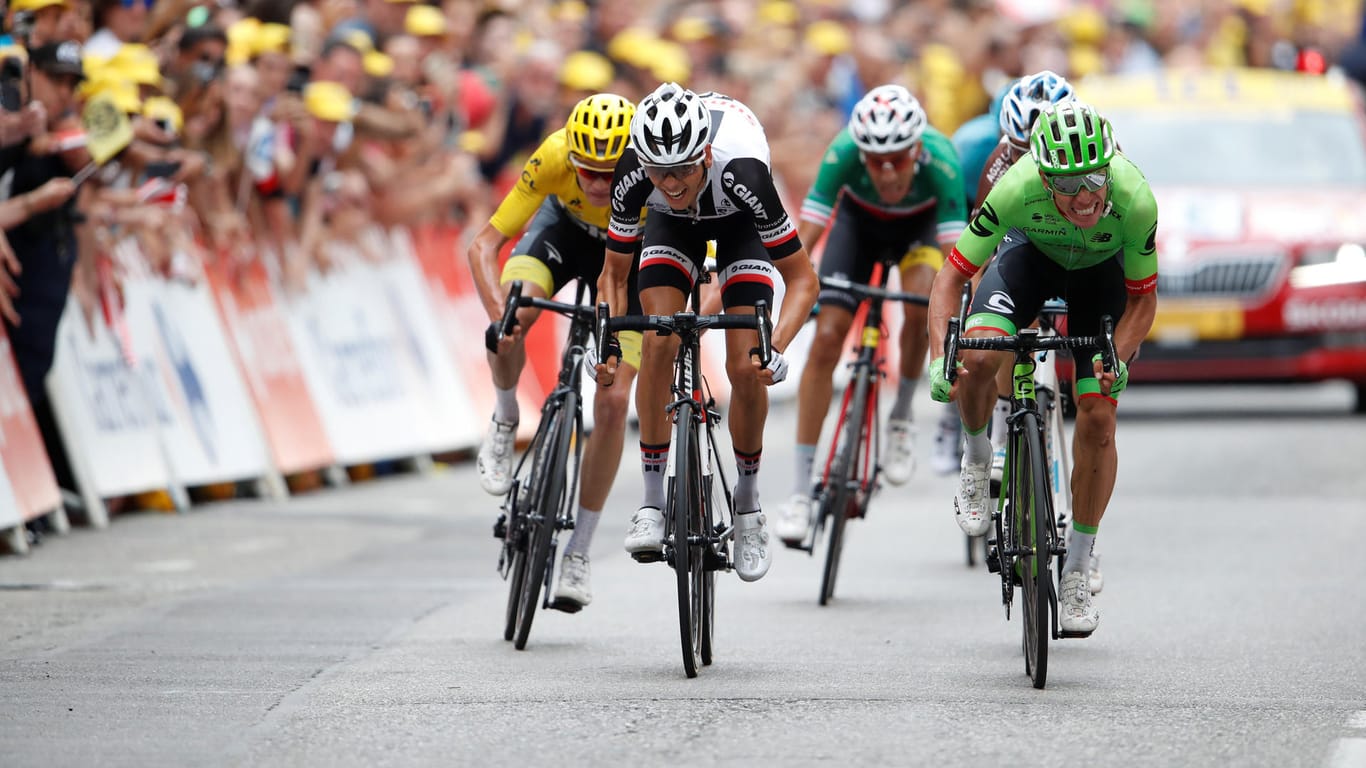 Rigoberto Uran (r.) gewann die neunte Etappe der Tour de France im Schlussspurt vor Warren Barguil (l. vo.).