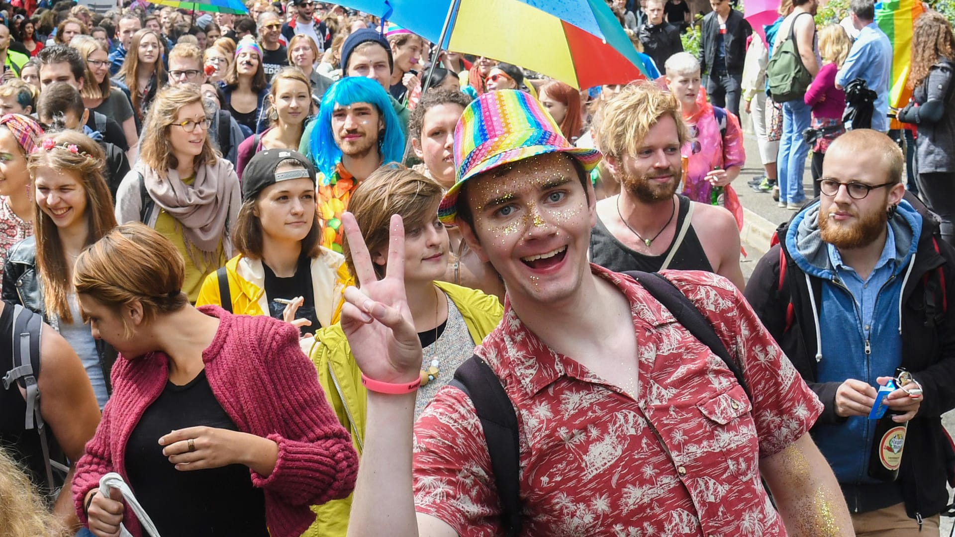 Teilnehmer der Parade zum Christopher Street Day ziehen durch die Straßen und feiern