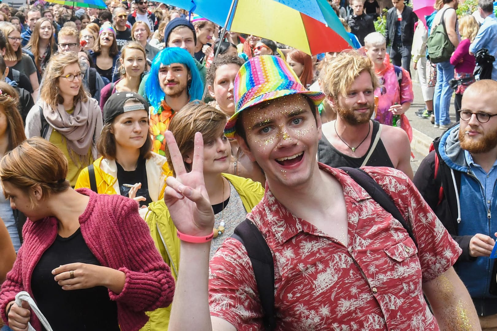 Teilnehmer der Parade zum Christopher Street Day ziehen durch die Straßen und feiern