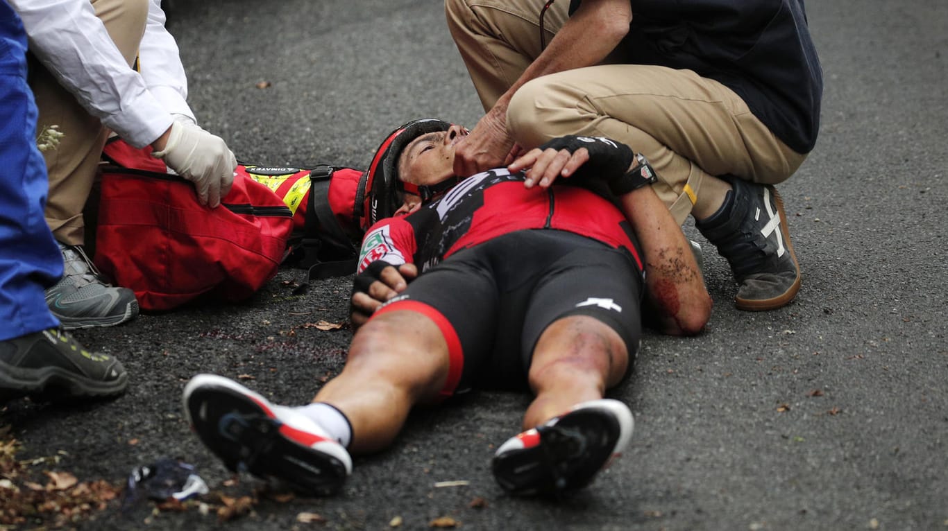Der Australier Richie Porte liegt nach einem Sturz bei der neunten Etappe verletzt am Boden und wird medizinisch behandelt.