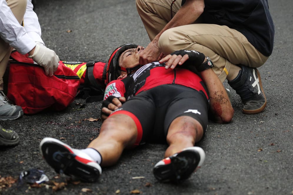 Der Australier Richie Porte liegt nach einem Sturz bei der neunten Etappe verletzt am Boden und wird medizinisch behandelt.