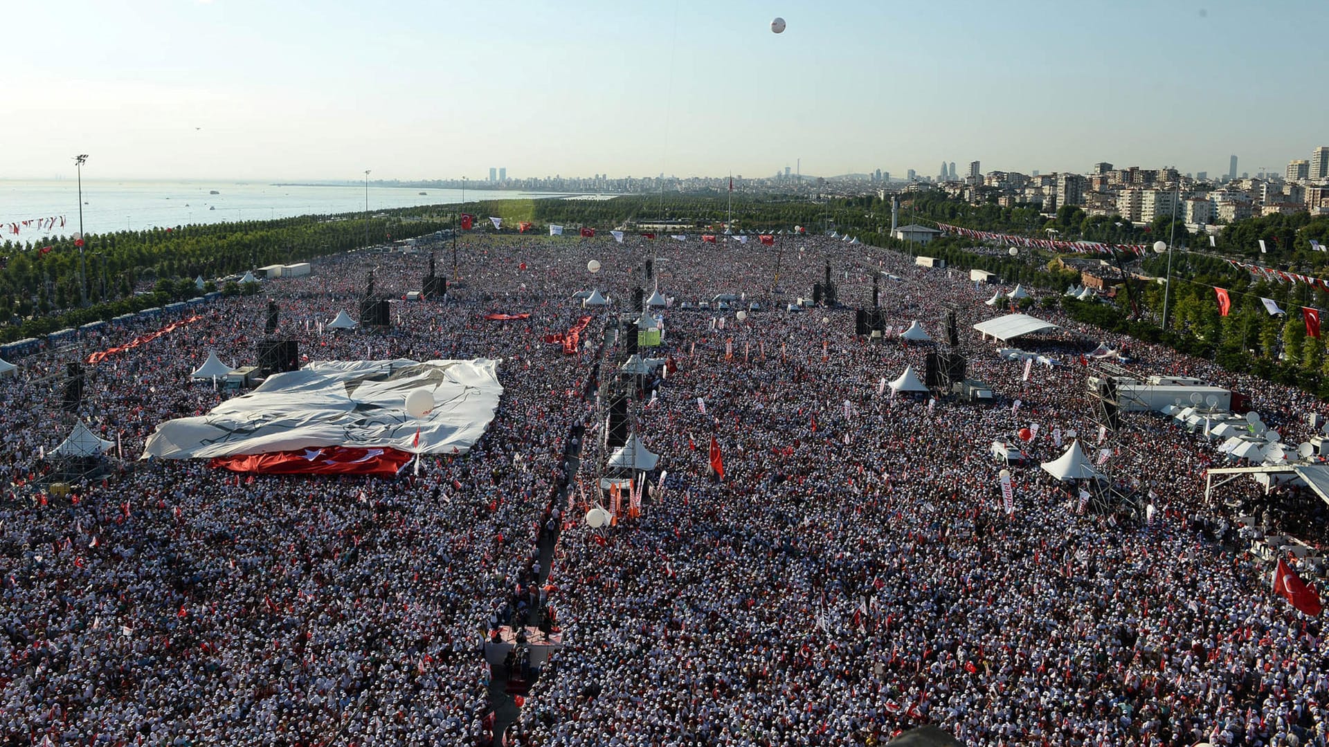 In Istanbul haben am Sonntag Hunderttausende Oppositionsanhänger demonstriert. In Istanbul haben am Sonntag Hunderttausende Oppositionsanhänger demonstriert.