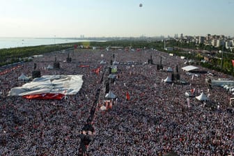 In Istanbul haben am Sonntag Hunderttausende Oppositionsanhänger demonstriert.