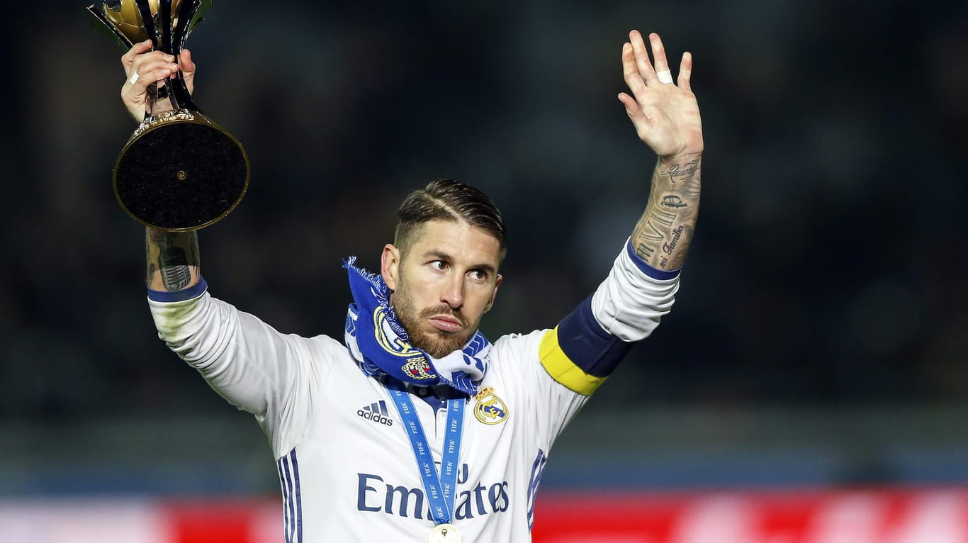 Mit Pokalen kennt er sich aus: Sergio Ramos präsentiert die Trophäe der Klub-WM 2016. Auch den Gewinn des Ballon d'Or hält er für möglich.