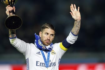 Mit Pokalen kennt er sich aus: Sergio Ramos präsentiert die Trophäe der Klub-WM 2016. Auch den Gewinn des Ballon d'Or hält er für möglich.