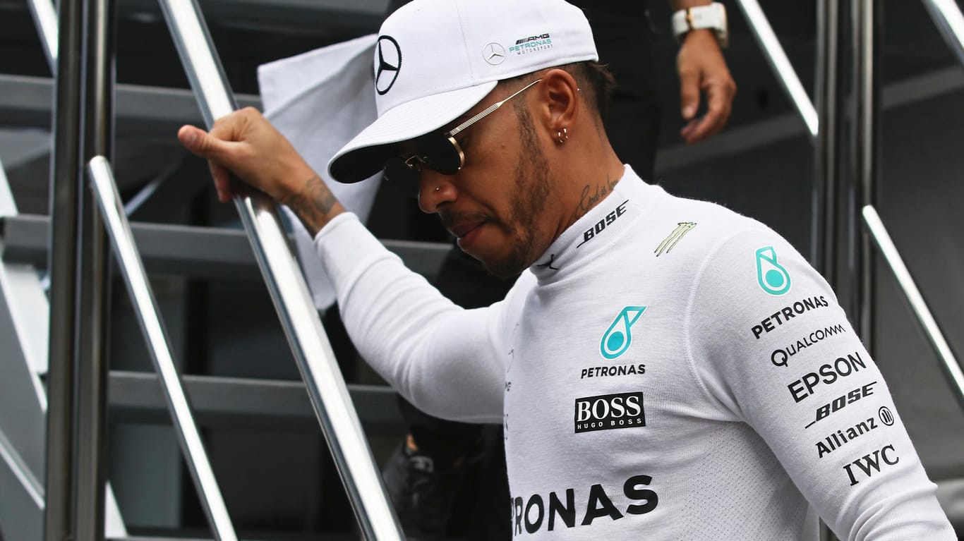 Lewis Hamilton verlässt das Teamgebäude in Österreich.
