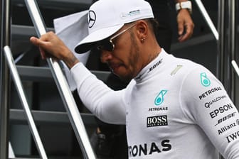 Lewis Hamilton verlässt das Teamgebäude in Österreich.