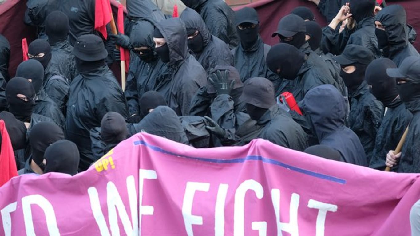 Vermummt, schwarz, bedrohlich: Mitglieder des linksautonomen Schwarzen Blocks während der Proteste gegen den G20-Gipfel.