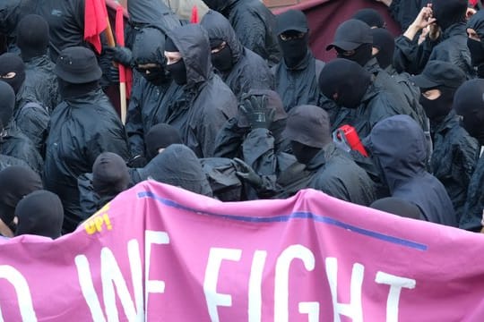 Vermummt, schwarz, bedrohlich: Mitglieder des linksautonomen Schwarzen Blocks während der Proteste gegen den G20-Gipfel.