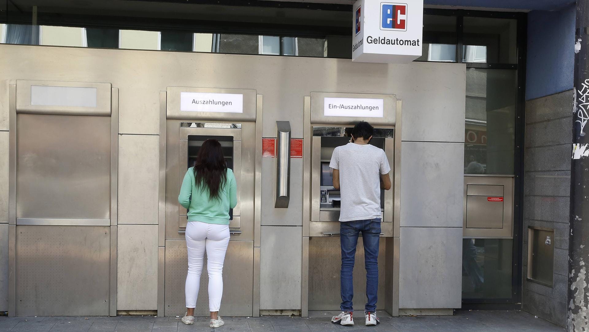 Geld abheben am Automaten. Für Kriminelle ein lohnendes Ziel.