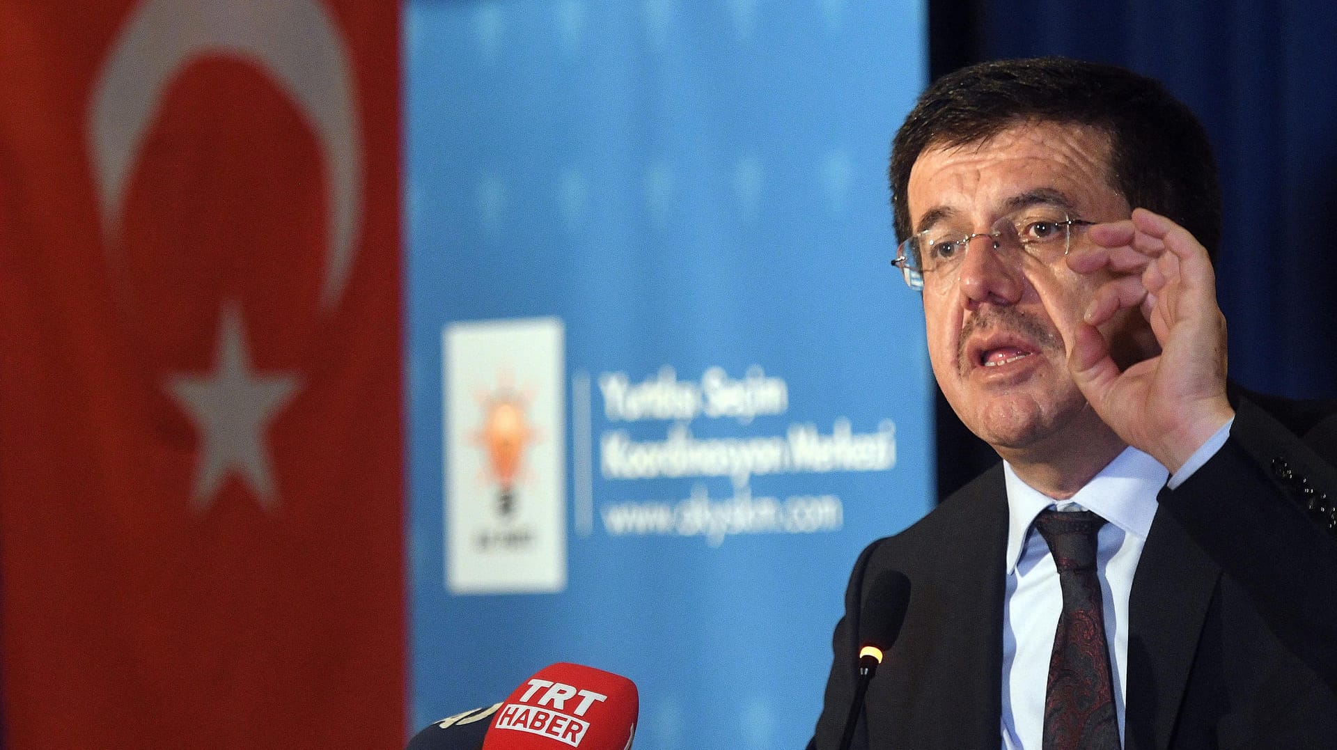 Der türkischen Wirtschaftsminister Nihat Zeybekci darf in Österreich vor seinen Landsleuten nicht auftreten. Der türkischen Wirtschaftsminister Nihat Zeybekci darf in Österreich vor seinen Landsleuten nicht auftreten.