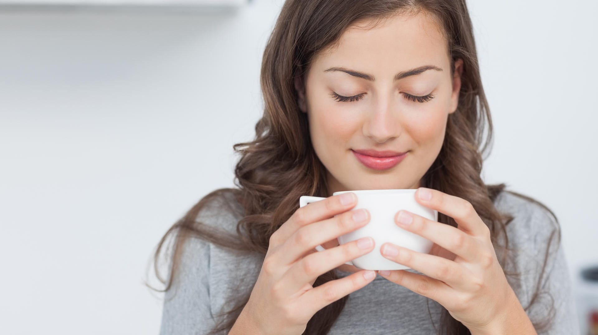 Eine Frau genießt eine Tasse Kaffee